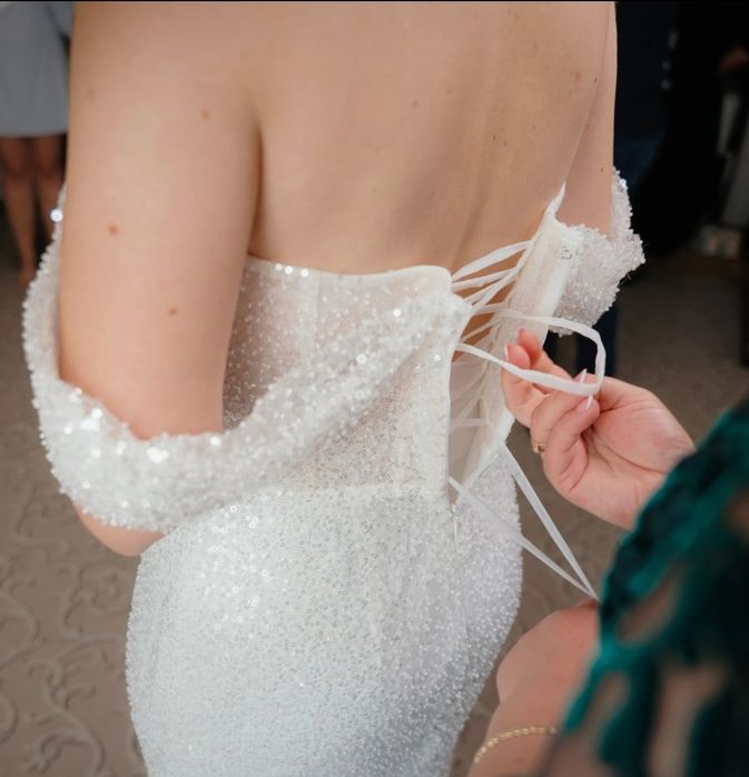 Rochie de mireasa alba, cu trena și mâneci detasabile