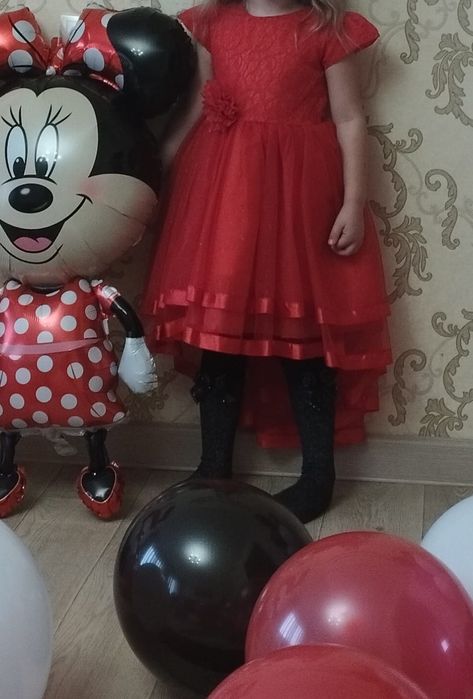 Продам нарядные платья на 4-6 лет