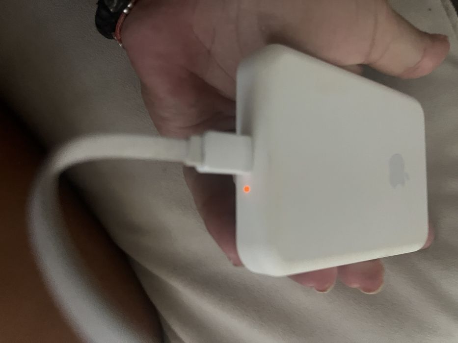 Apple MagSafe безжично зарядно.