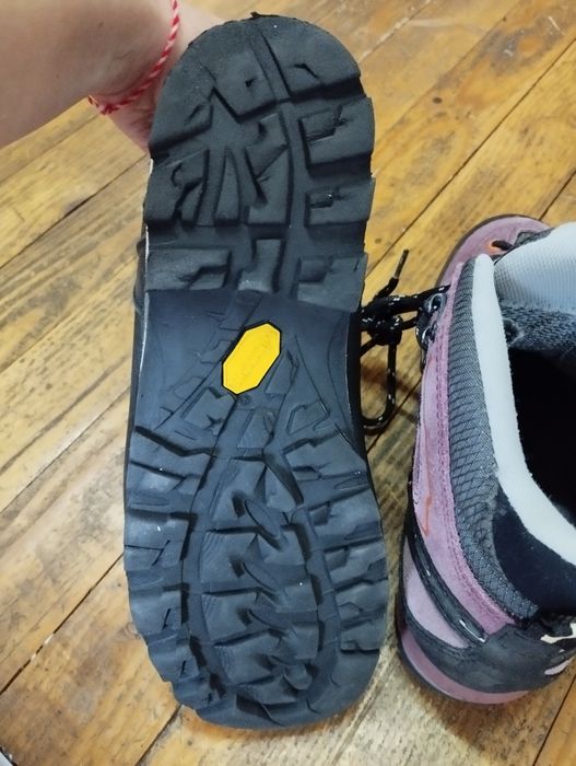 Дамски туристически обувки  MEINDL, номер 391/2 145лв.