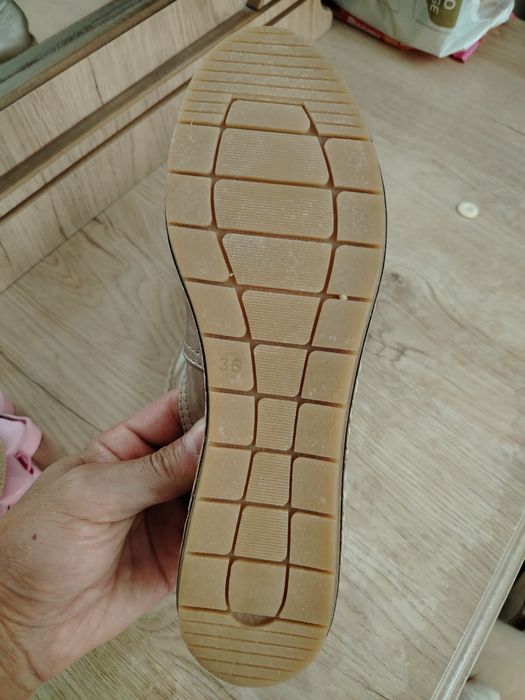 Ayollar oyoq kiyimi.