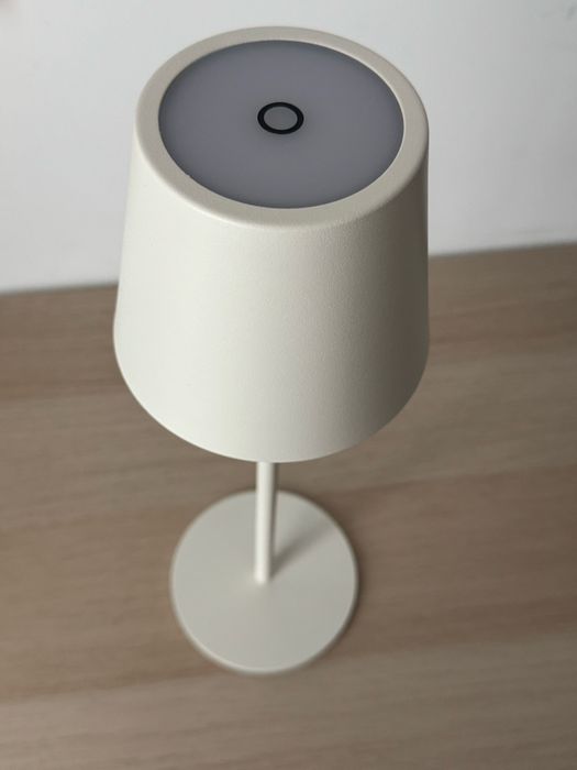 Lampa cu acumulator alba