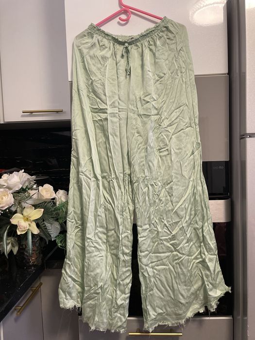 Pantaloni largi si de satin