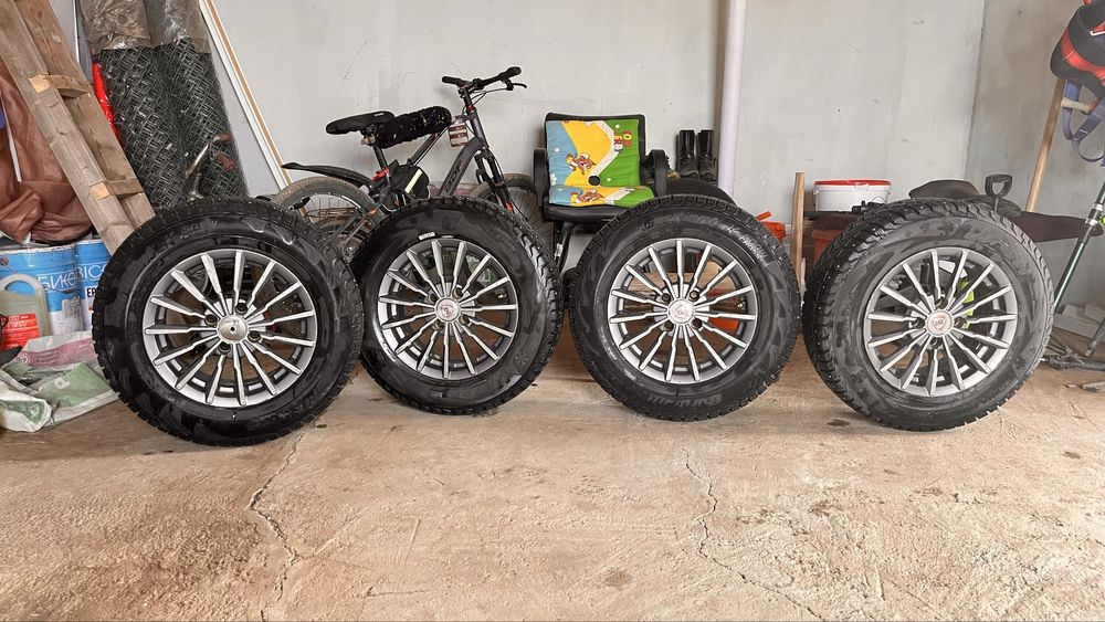 Продам косплект шин с титанкой