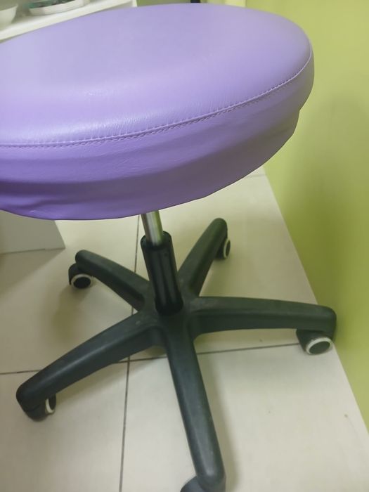 Продаются стулья на колесиках