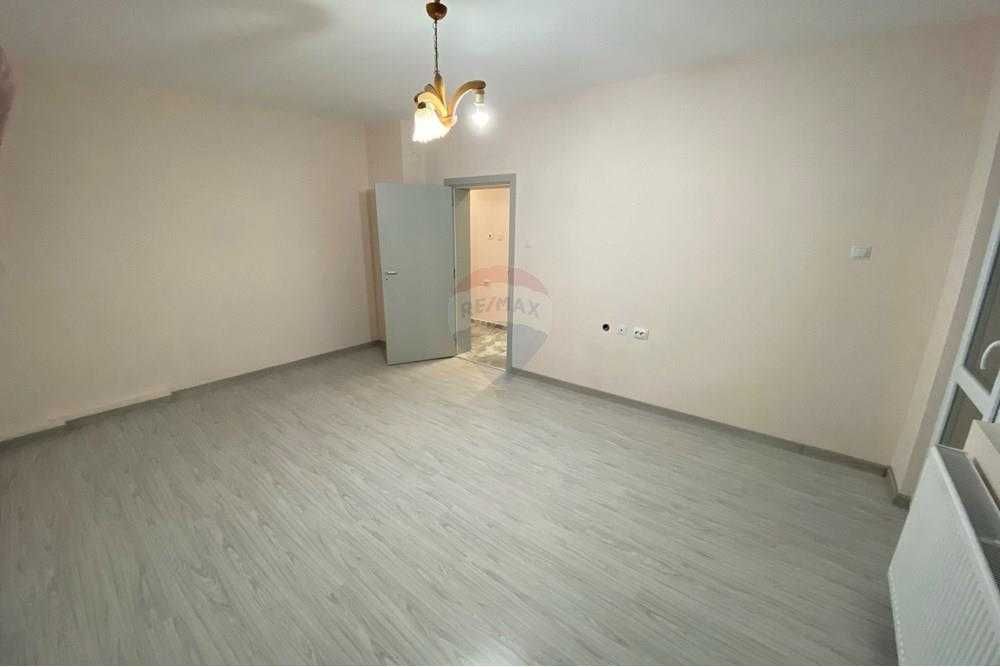 Продава се Тристаен апартамент в Разград, Център - 99 кв.м за 1808 €/кв.м - Снимка #12