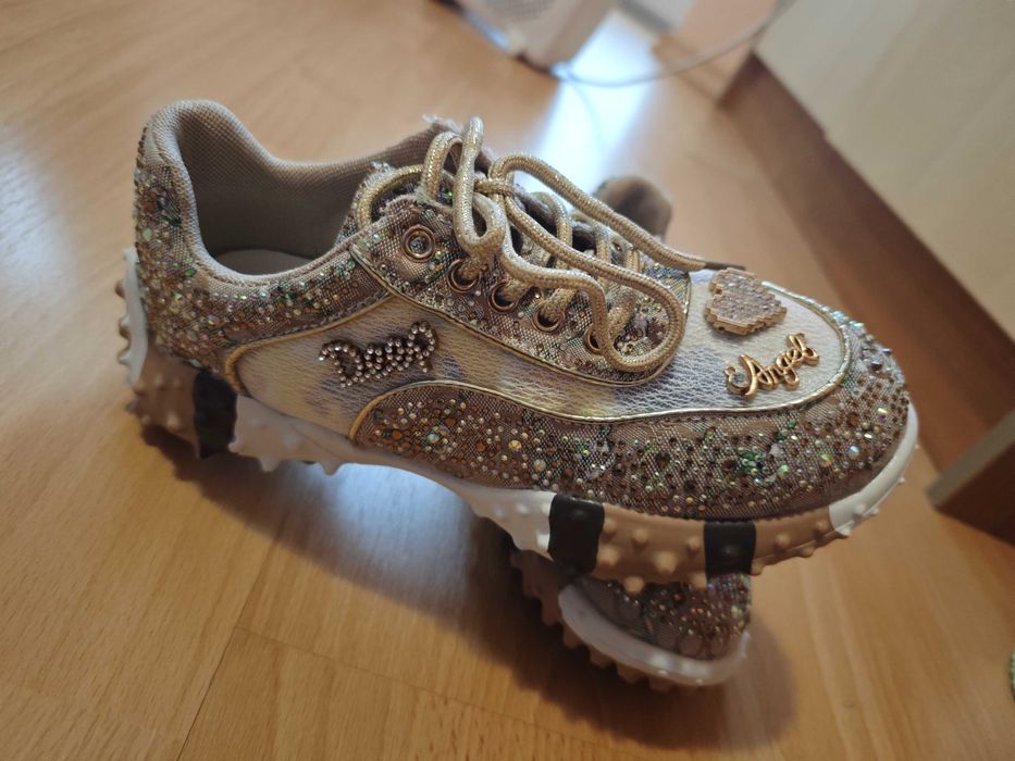 Нови маратонки златото с камъни