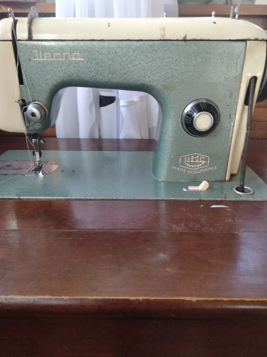 Vând mașină de cusut