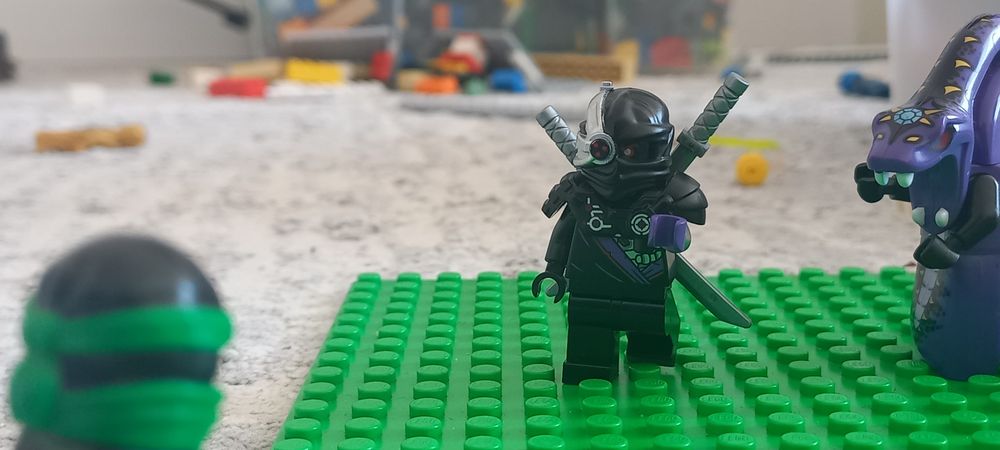 Продаю фигурки  лего