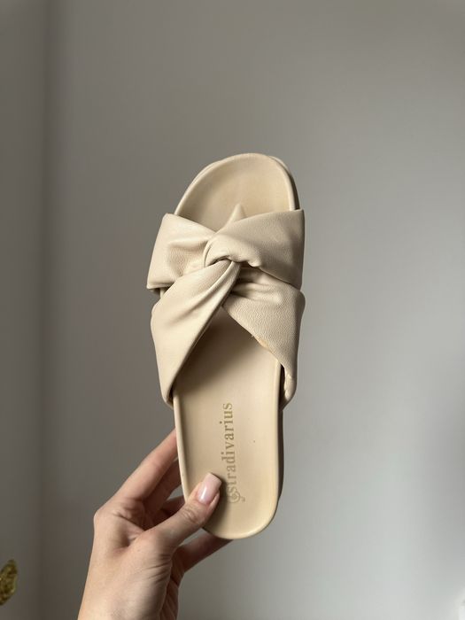 Шлепки Stradivarius