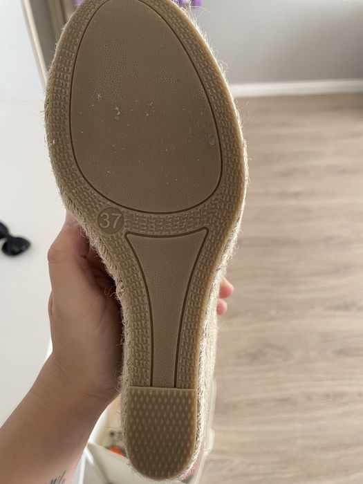 Босоножки на танкетке pull and bear