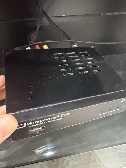 Продам телевизор с пристакой и подставкой