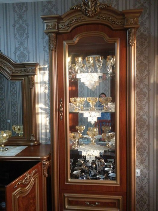 Продаю сервант. Почти новый  не использван.