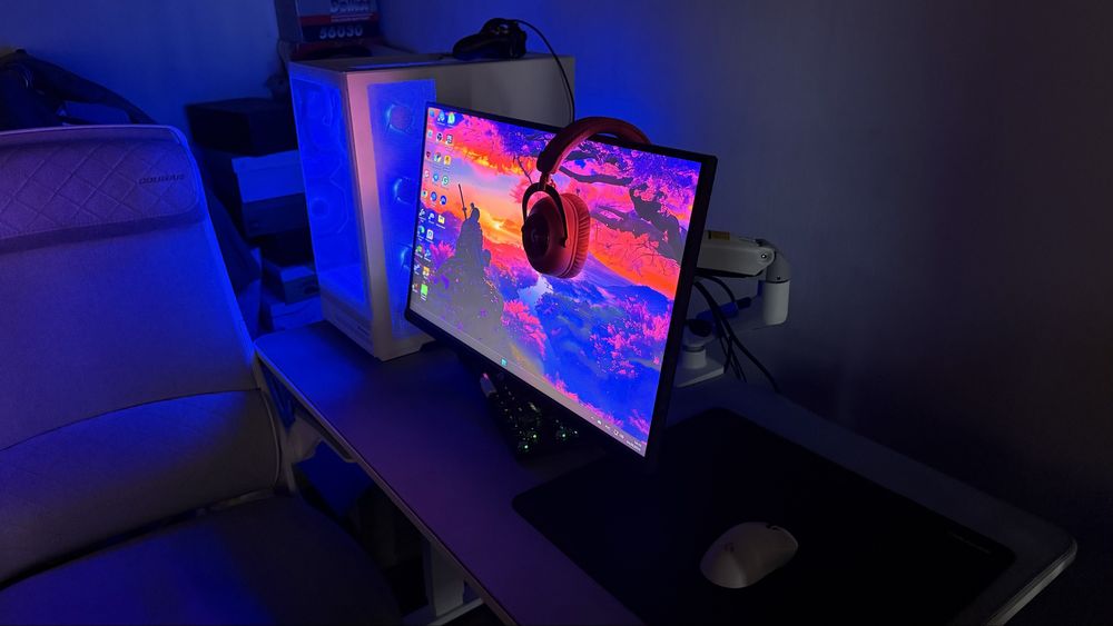 computer set up white tayyor