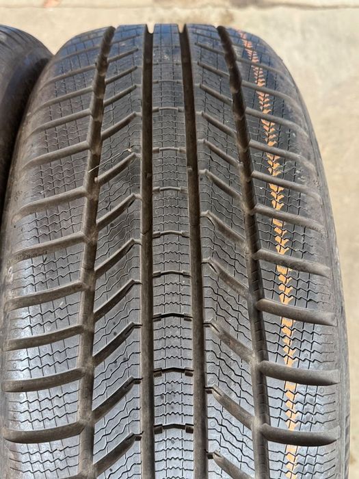 Vând 2 anvelope 215/50/18 continental de iarnă ca noi