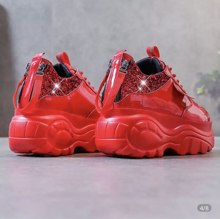 Кроссовки женские.