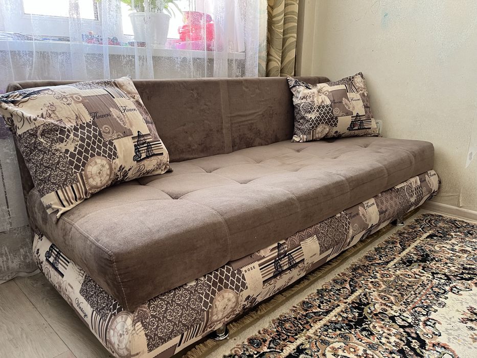 Продаю диван! В хорошем состояние , раскладной и две подушки в комплек
