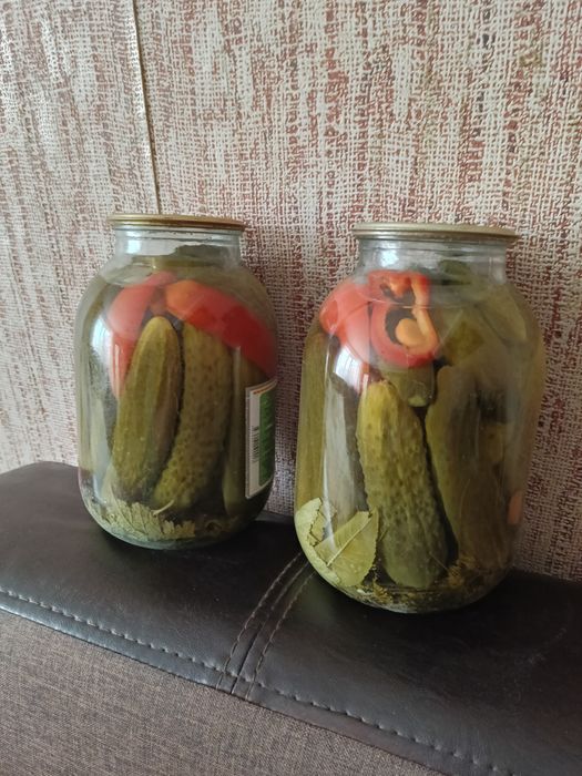 Солёные помидоры и огурцы.