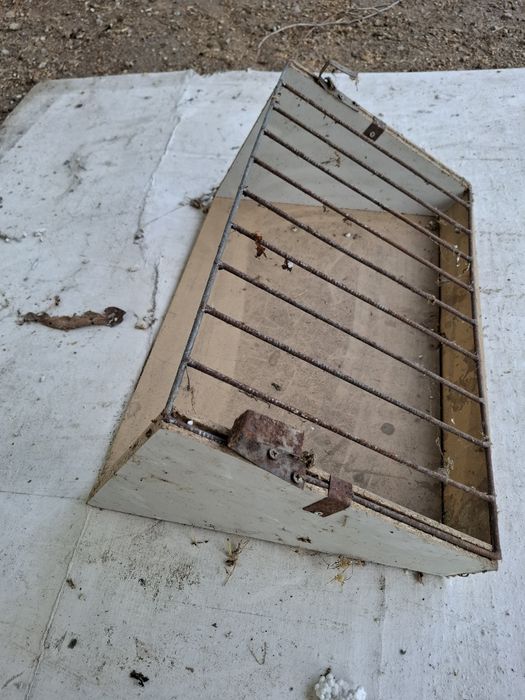 Кормушка и домики для кроликов