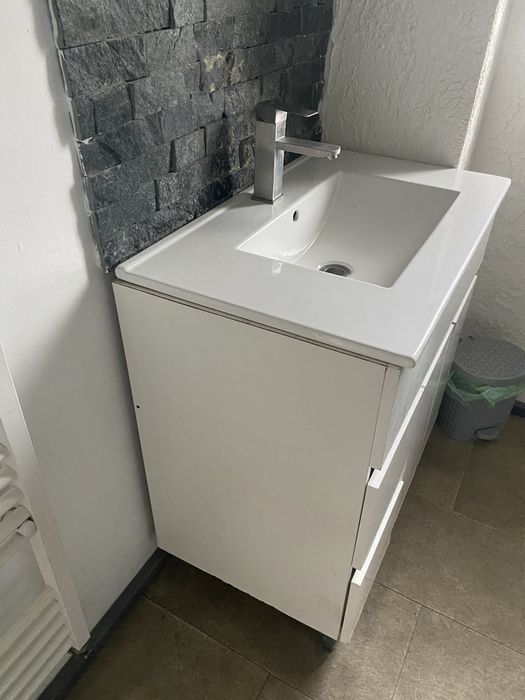 Vand mobilier baie cu defevt uzat