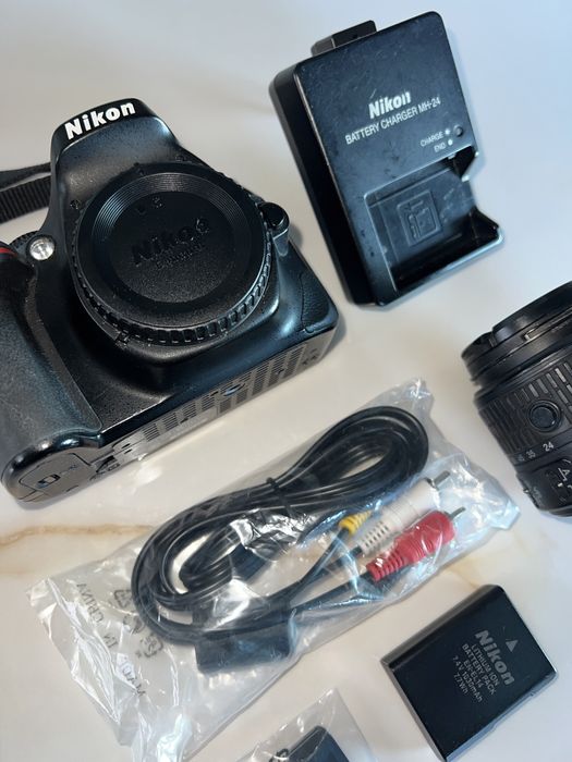 Фотоапарат Nikon D5200 + обектив Nikon 18-55mm VR II