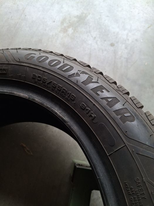 2  Anvelope de iarnă 205 55 r16 Goodyear