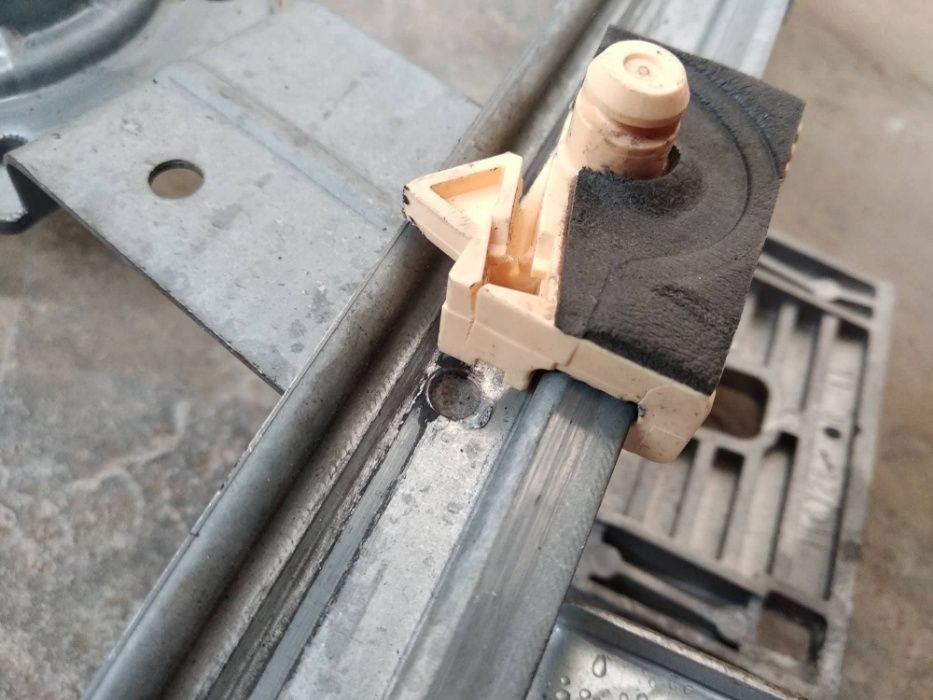 Peugeot 207 cabrio macara geam electric fata