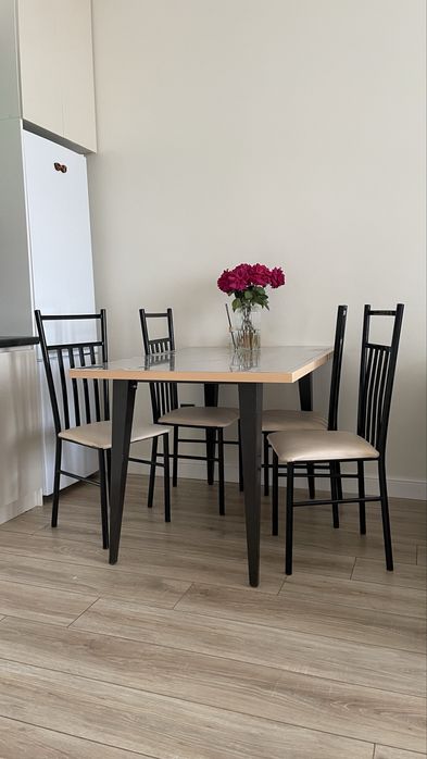 Стол со стульями