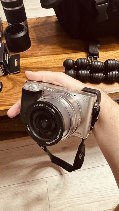 Aparat foto Mirrorless Sony Alpha A6000 YB, 24.3MP, Argintiu + Obiectiv 16-50mm + Obiectiv SEL 55-210mm + Kit foto