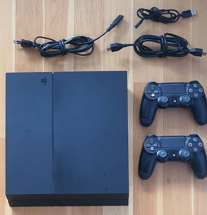 Плейстейшн 4 в хорошем состояний