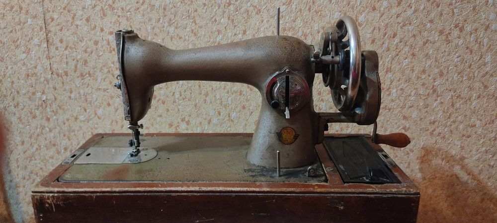 Продам советскую швейную машинку.