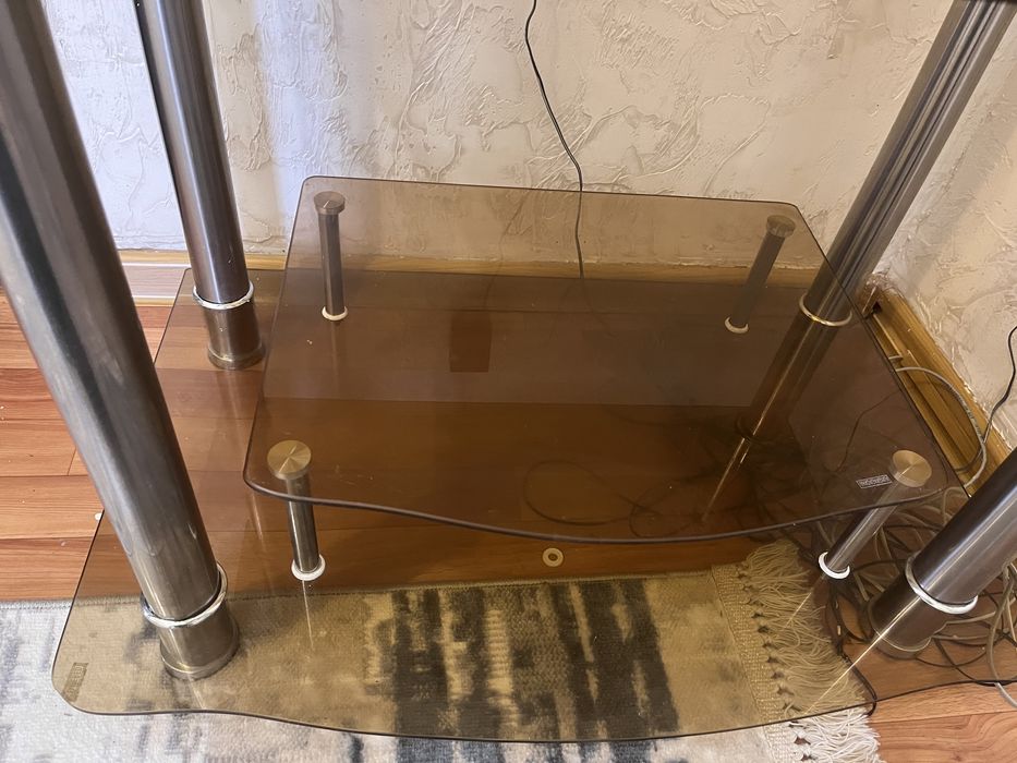 Стеклянный стол