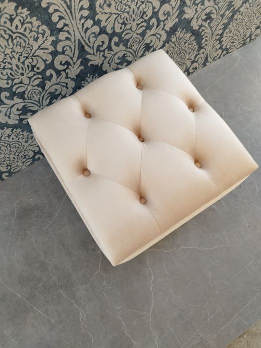 Vând taburet tapițat Chesterfield catifea crem (bej) cu spatiu pentru