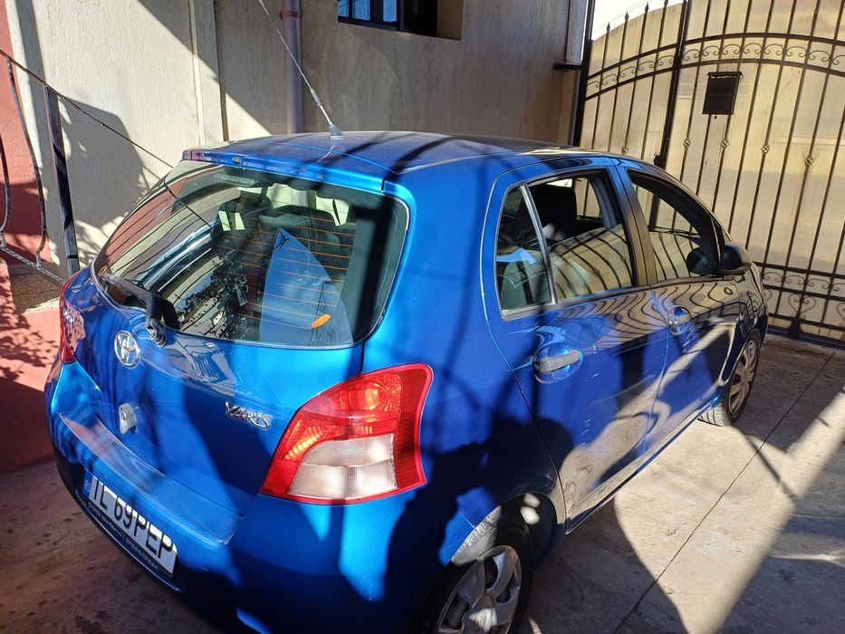 Vând toyota yaris