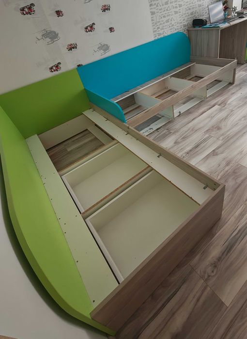 Две ъглови легла с чекмеджета от МДФ, с еднолицев матрак