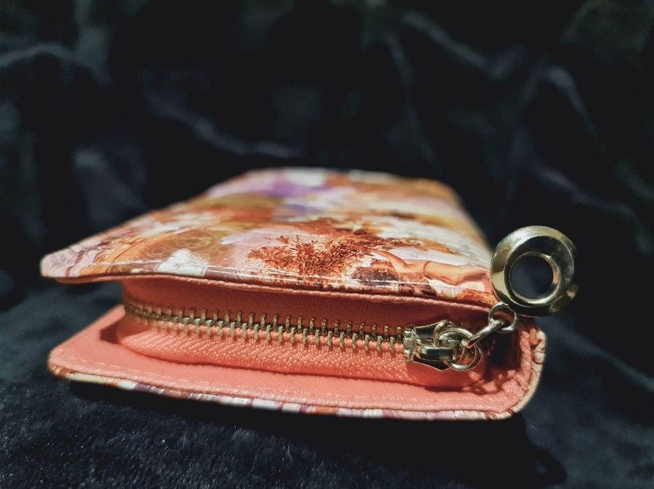 Луксозен и красив голям портфейл от качествен изкуствен лак. НОВ