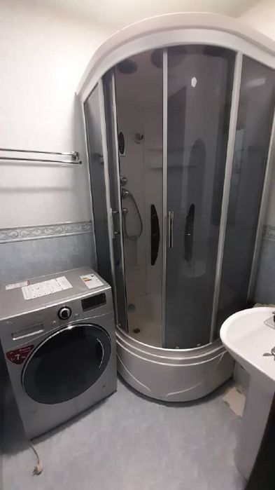 Turkiston metro oldida kvartira srochna