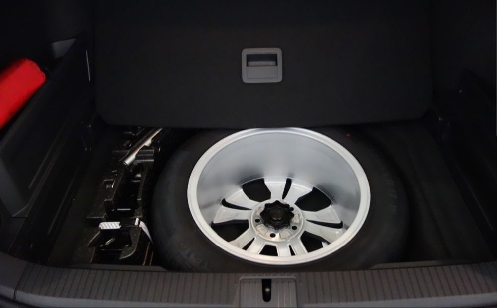 Чисто Нова Оригинална Аптечка от най-новия VW Passat!