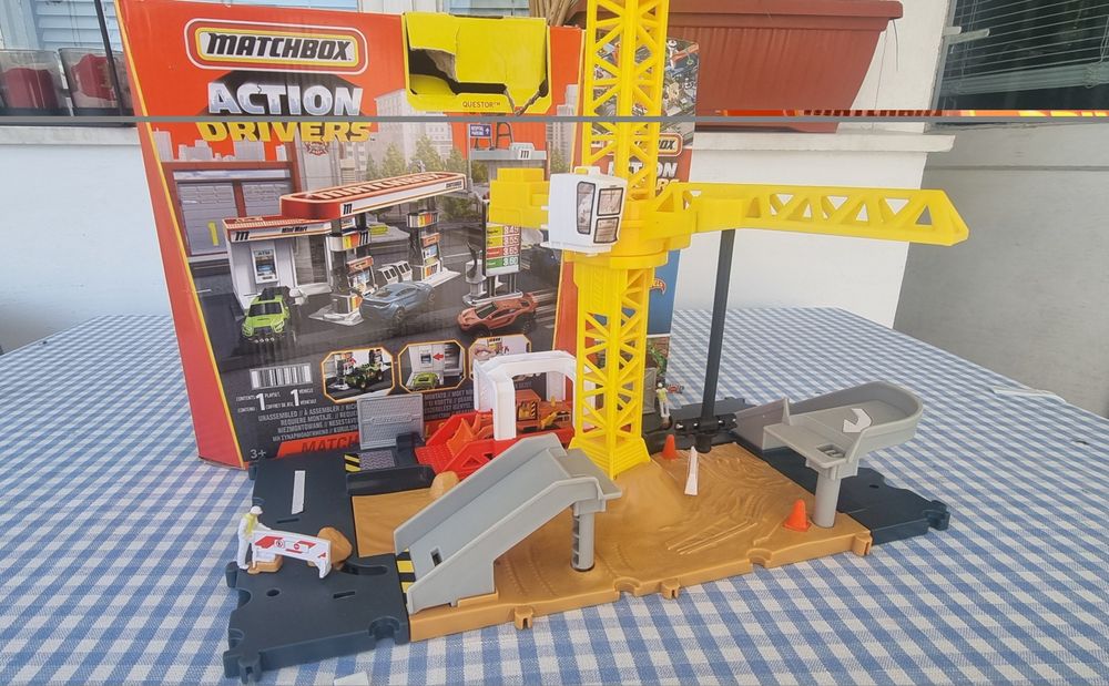 Matchbox Action Drivers – Бензиностанция + Строителна площадка с кран + оригинални колички