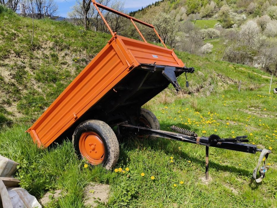 Remorca agricola basculabila manual