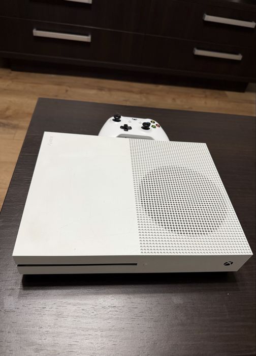 Xbox one S, 1tb, 1 controler, 5 jocuri