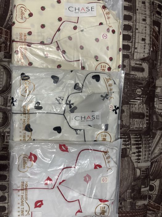 Продаются кофточки, пижамы.