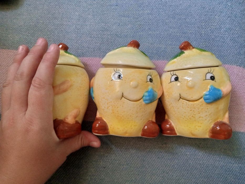 Срочно продаю кухонный набор новый