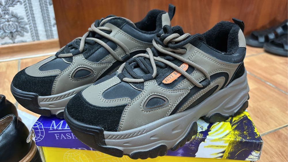 Продам кроссовки  новые