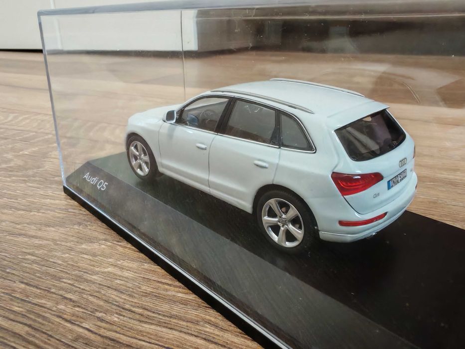 Macheta Audi Q5 2015 1/43  Schuco