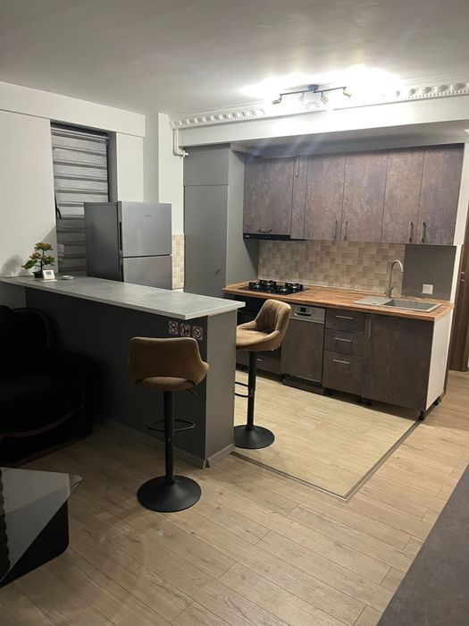 Inchiriez apartament zona caraiman