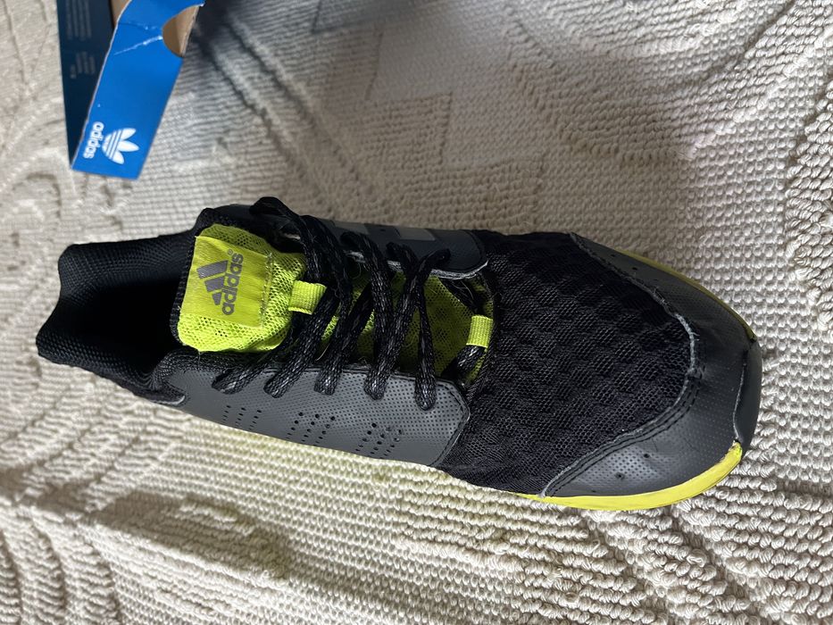 Маратонки Nike, Adidas