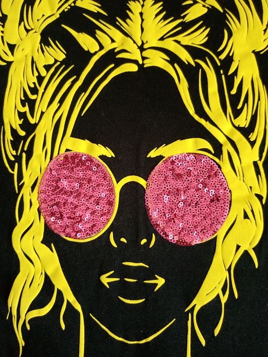 Продаю  модное платье для девочки. Цена смешная. Разм 146