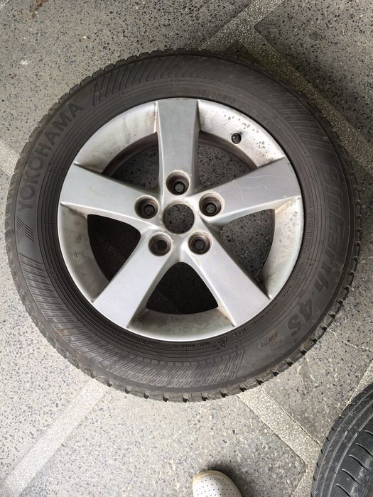 Продавам комплект 4 гуми с алуминиеви джанти Mazda