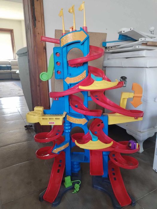 Детска писта с 2 колички Fisher Price